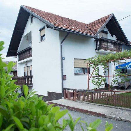 شقة Apartman Dubravcic Otočac المظهر الخارجي الصورة