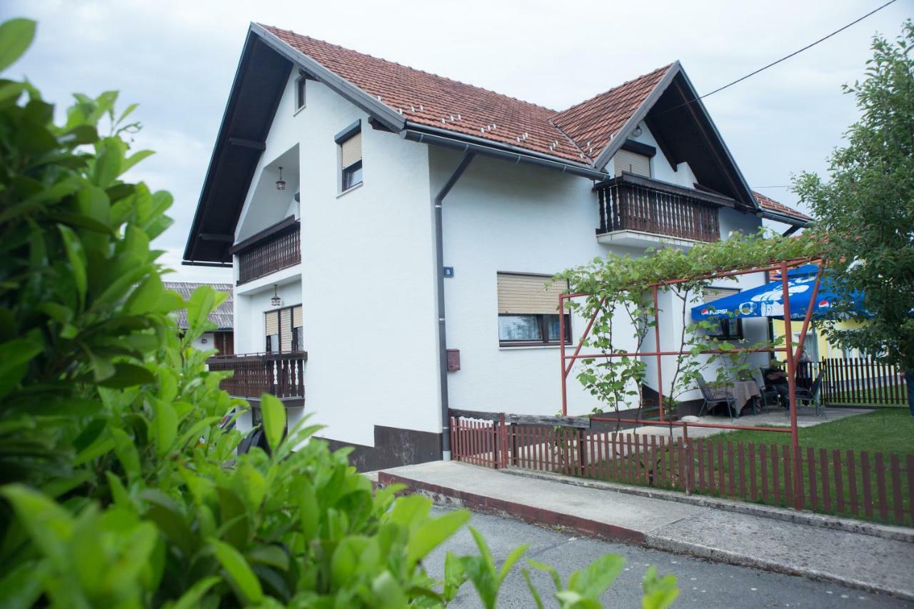 شقة Apartman Dubravcic Otočac المظهر الخارجي الصورة