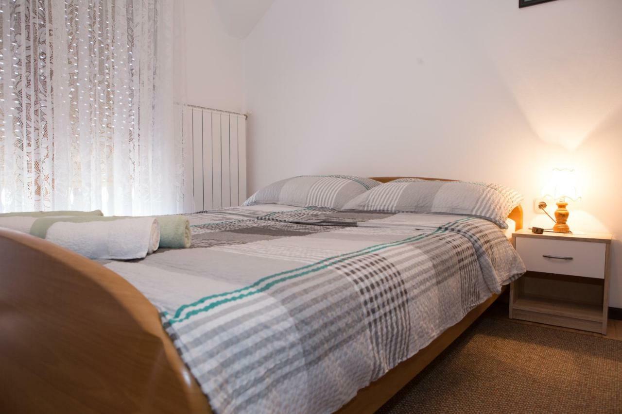 شقة Apartman Dubravcic Otočac المظهر الخارجي الصورة